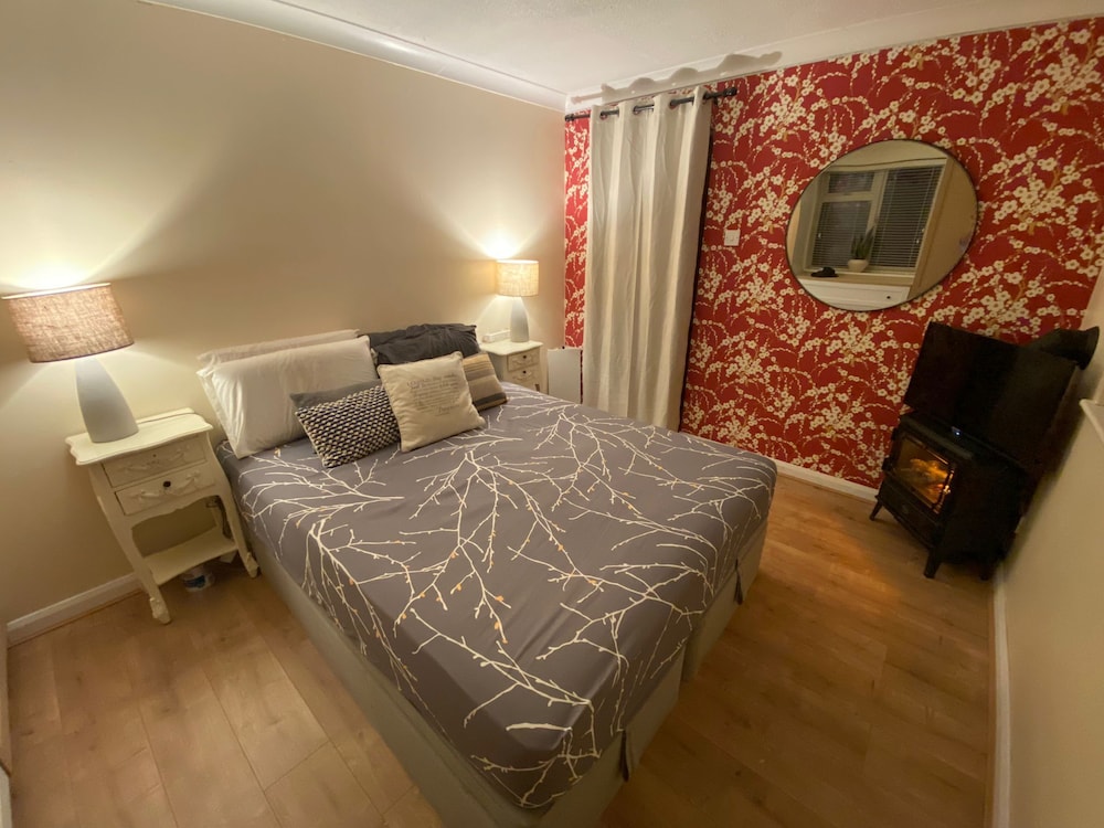 Stunning 1-bed Apartment in Bracknell view 2