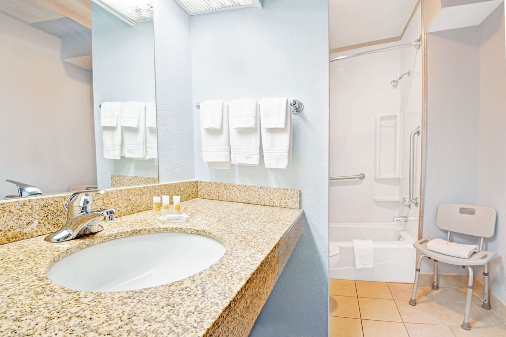 Lawrence Vacations - Days Inn by Wyndham KU Lawrence - Property Image 10