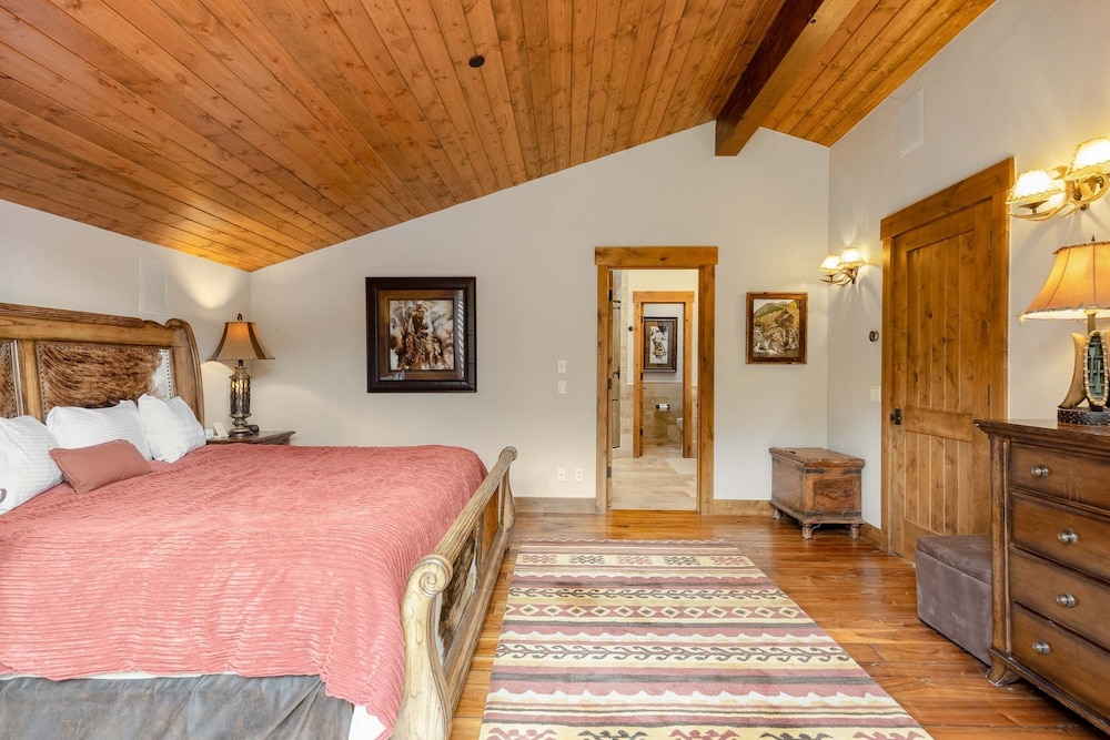 Amazing Pet-Friendly Executive Home, Ski-In Walk-Out - LR884 by Redawning view 3