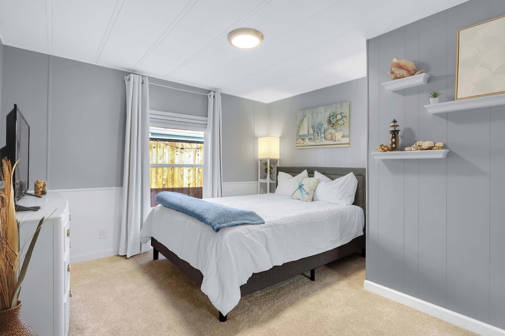 Amazing Lakefront Escape - A Stunner For Sleeps 14