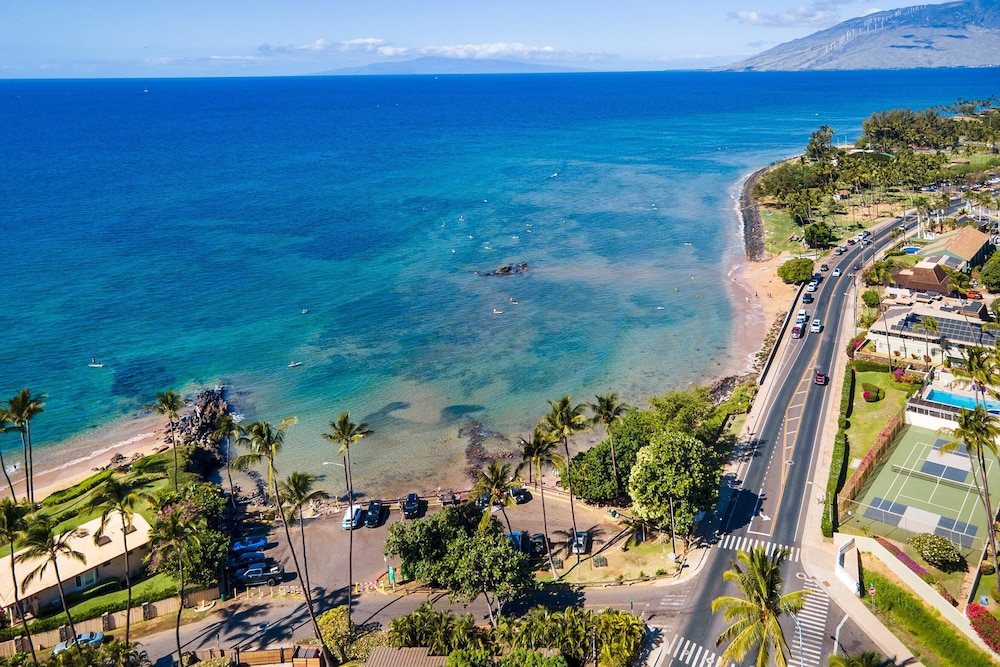 Kalama Terrace P-307 - 3rd-floor Walkup, 7 min Walk to Charley Young Beach, AC!
