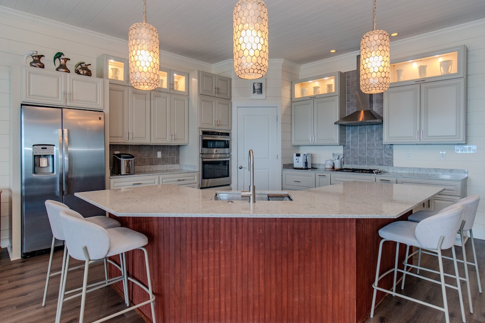 Seaduced - Brand New Luxury Beachfront Estate With Pool 4 Bedroom Home