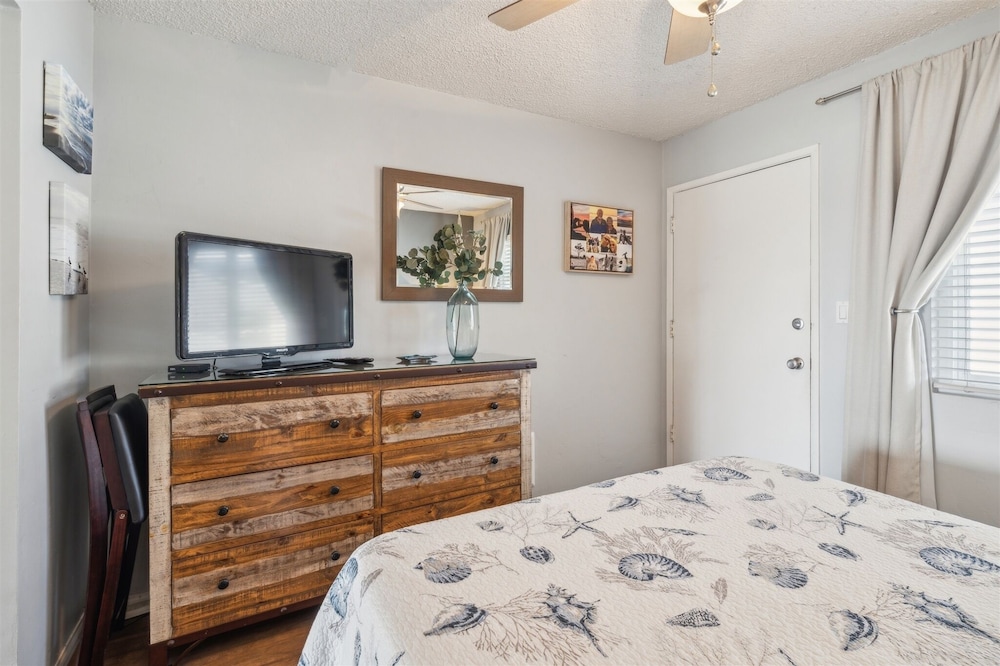 Beautiful 1 Bed Beach Balcony Condo #207 1 Bedroom Condo by Sunset Shores Condominiums