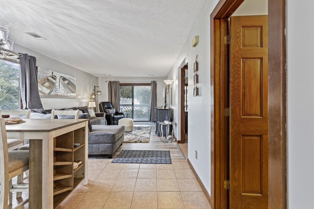 Spacious Modern Condo - 1st Floor - One Block to the Beach view 5