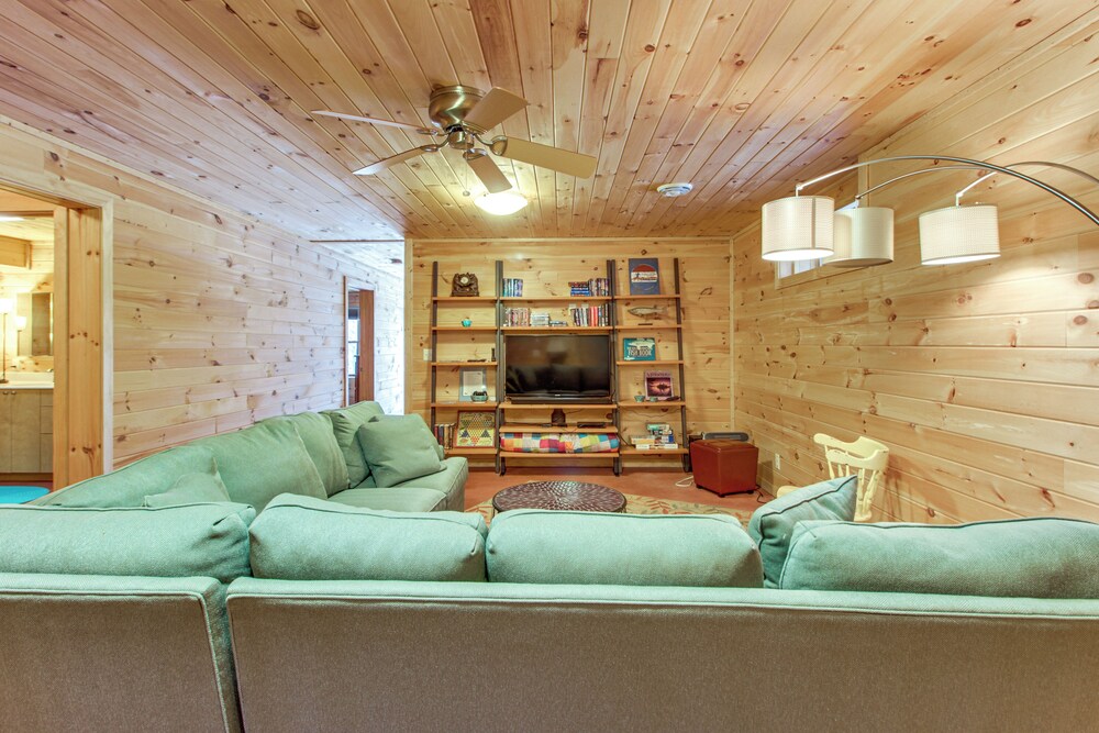 Dock & Foosball: Esquagama Lake Family Cabin
