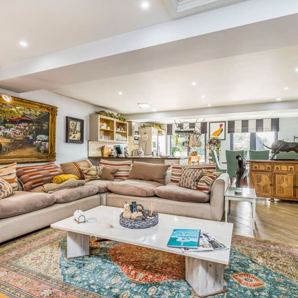 Spacious Stylish Home Nr Chichester view 4