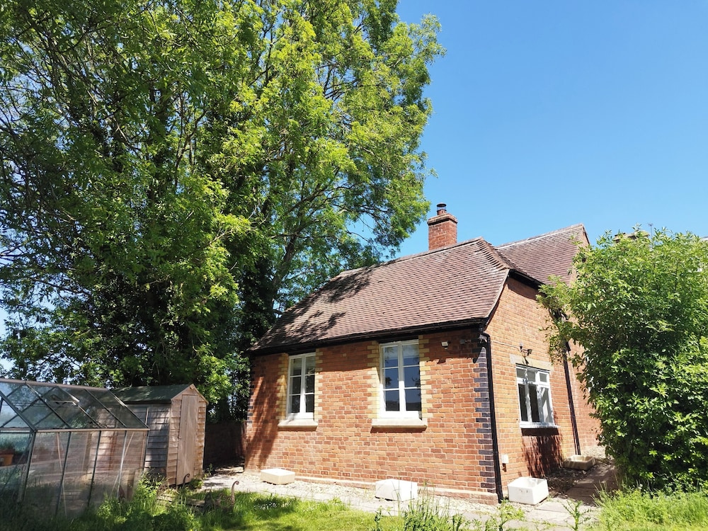Old School House-2 Bedroom-sleeps 6-large Garden