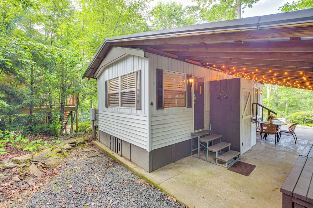Hike, Swim, Ski & More: Pet-friendly Newland Home!