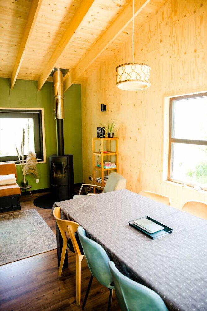 Swarm - 3 Waterlodges Naast Elkaar in Friesland view 4