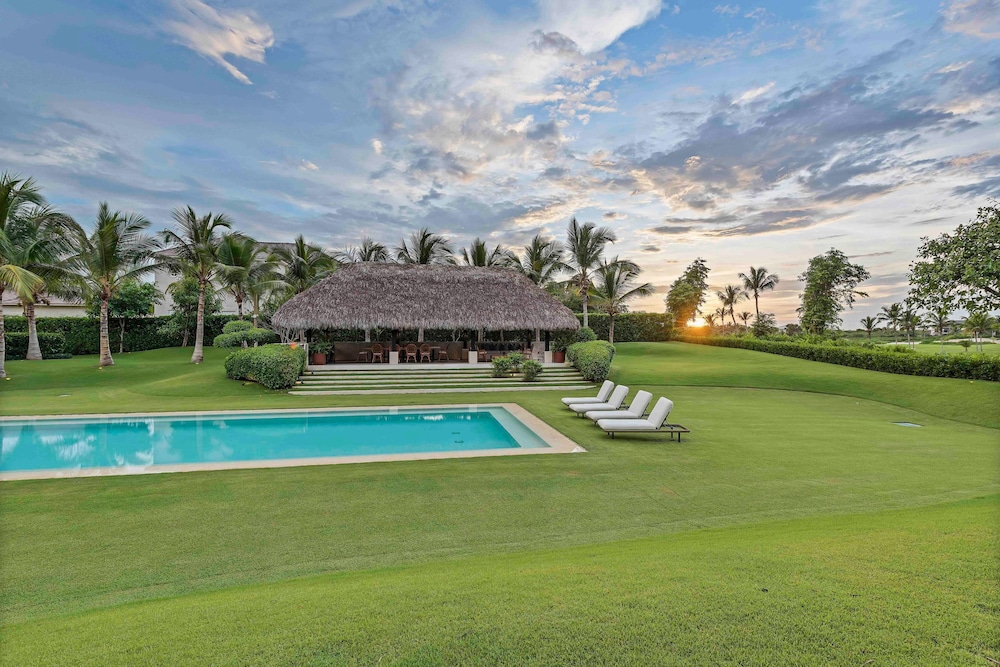 Magnificent 5BR Modern Tropical Villa With Pool
