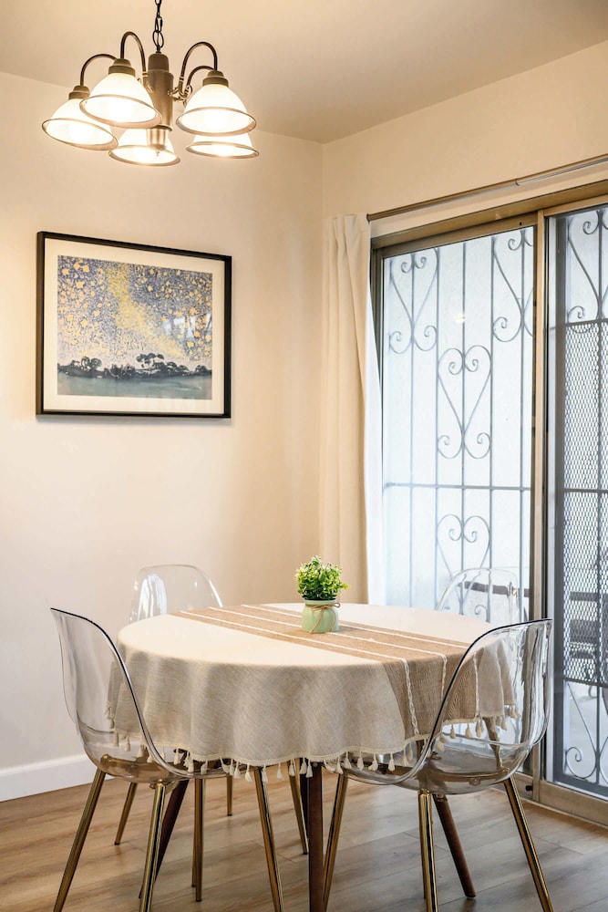 Modern Cozy Retreat Stylish Stay With Patio & Parking
