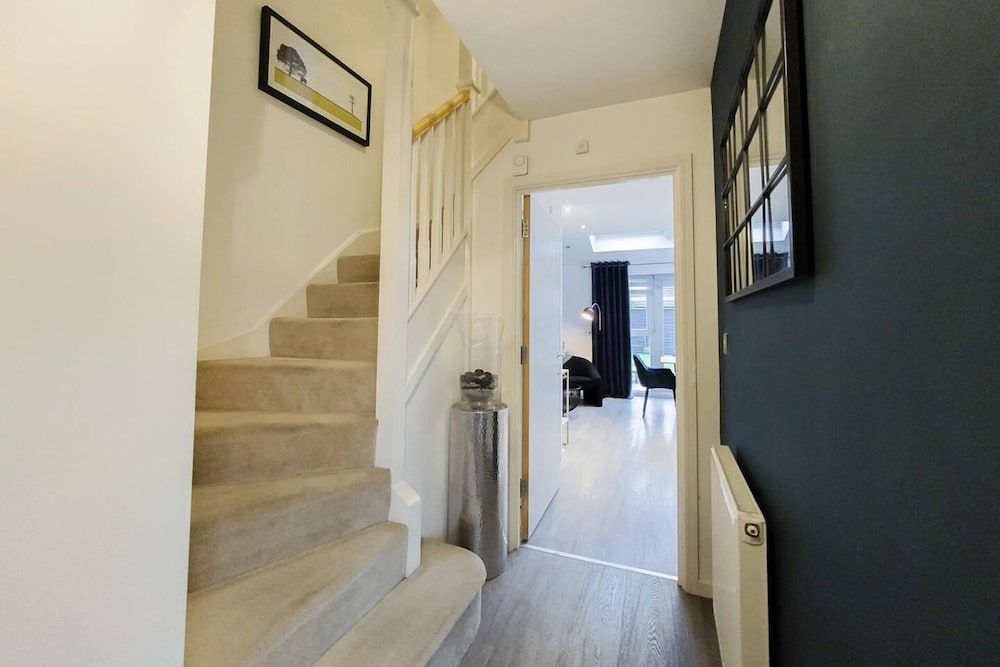 Stunning 4 Bed House With Cinema Room & Parking view 4