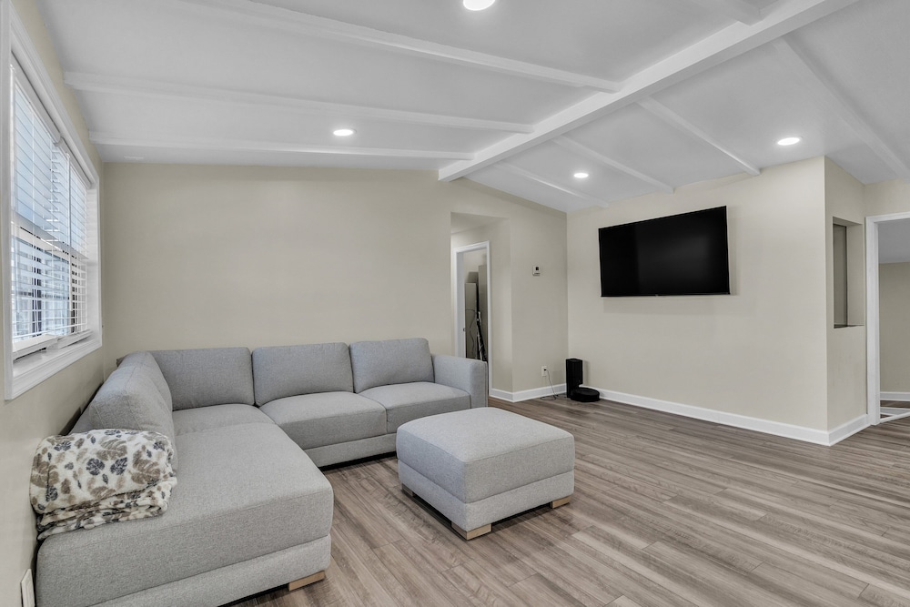 Peaceful Pet Friendly Chesapeake Escape 4 Bedroom Home