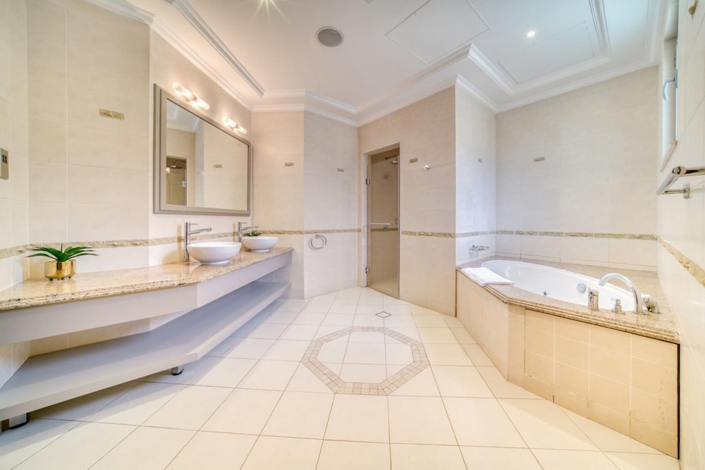 Beachfront 5BR Villa w Private Pool at the Palm