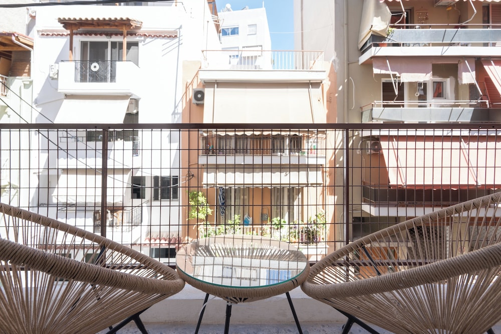 Classic Apartment in Piraeus, walk to Zeas Marina
