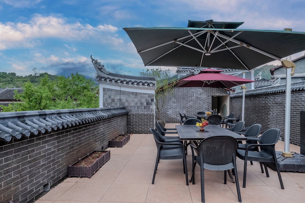 Fenghuang Yiquan River View B&B