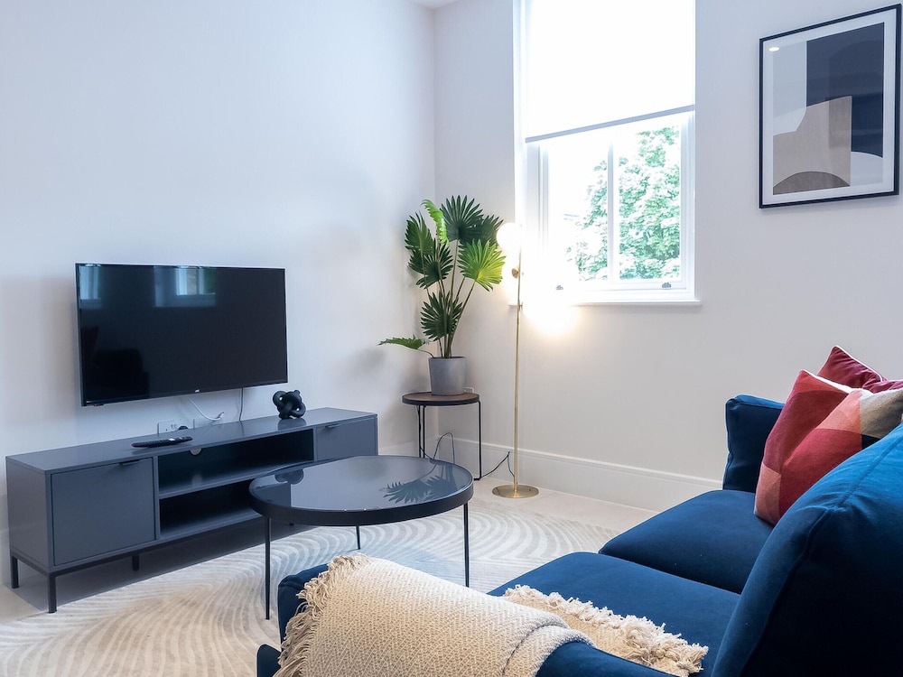 Modern Two-bedroom Near London Zoo by Sojo Stay