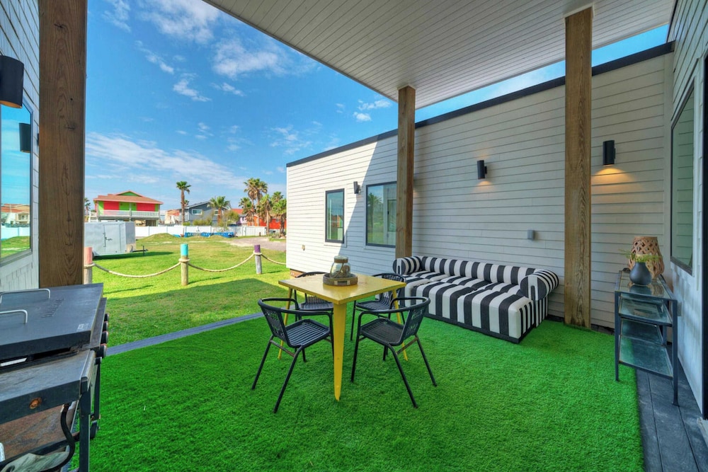 Sleeps 20 2 Modern Homes w/ Private Pool, Deck+patio 3-min Walk to the Beach