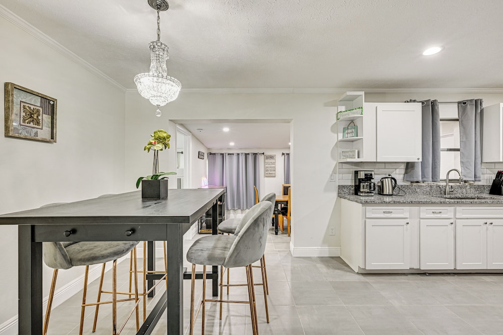 Pet-friendly Home w/ Lanais, Near Dtwn Tampa!