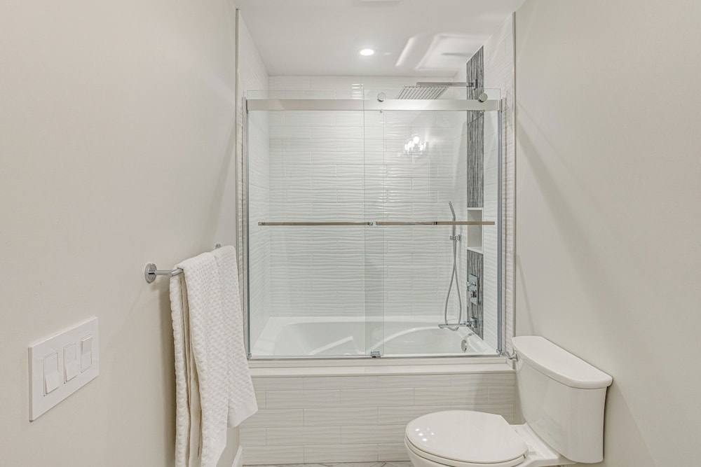 Marina & Pool: Roomy Golf-view Home in Southport