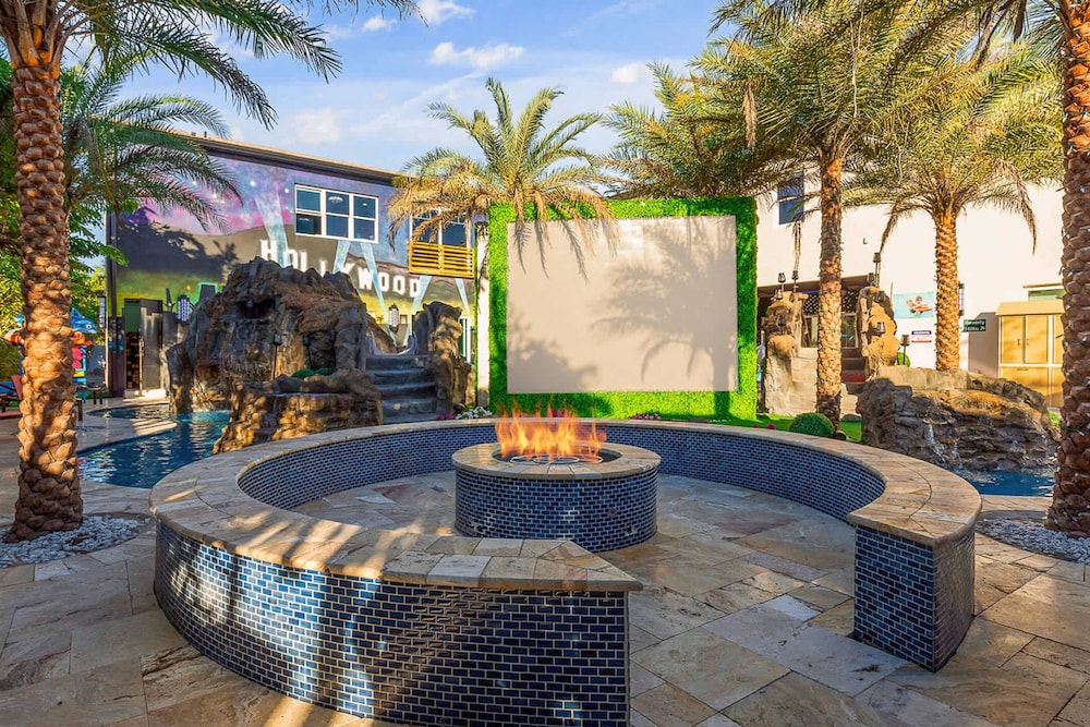 Ultimate Hollywood Themed Mansion for Big Groups