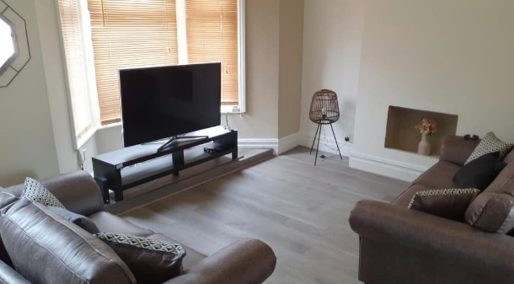 3-bed Apartment Roof Terrace Near Cardiff Centre view 5