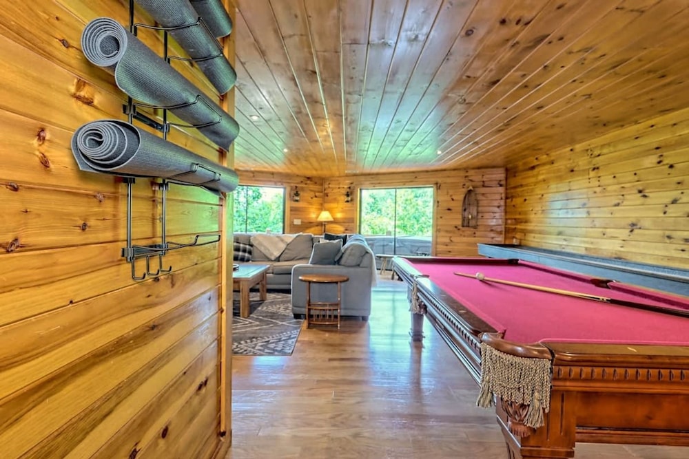 Hot Tub 3 Fireplaces Mountain Views Game Room