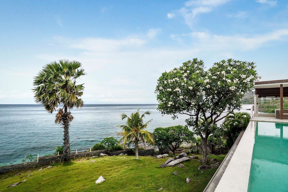 Villa Eden Roc by Alfred in Bali - Luxury Beachfront 3BR Villa With Infinity Pool Amed