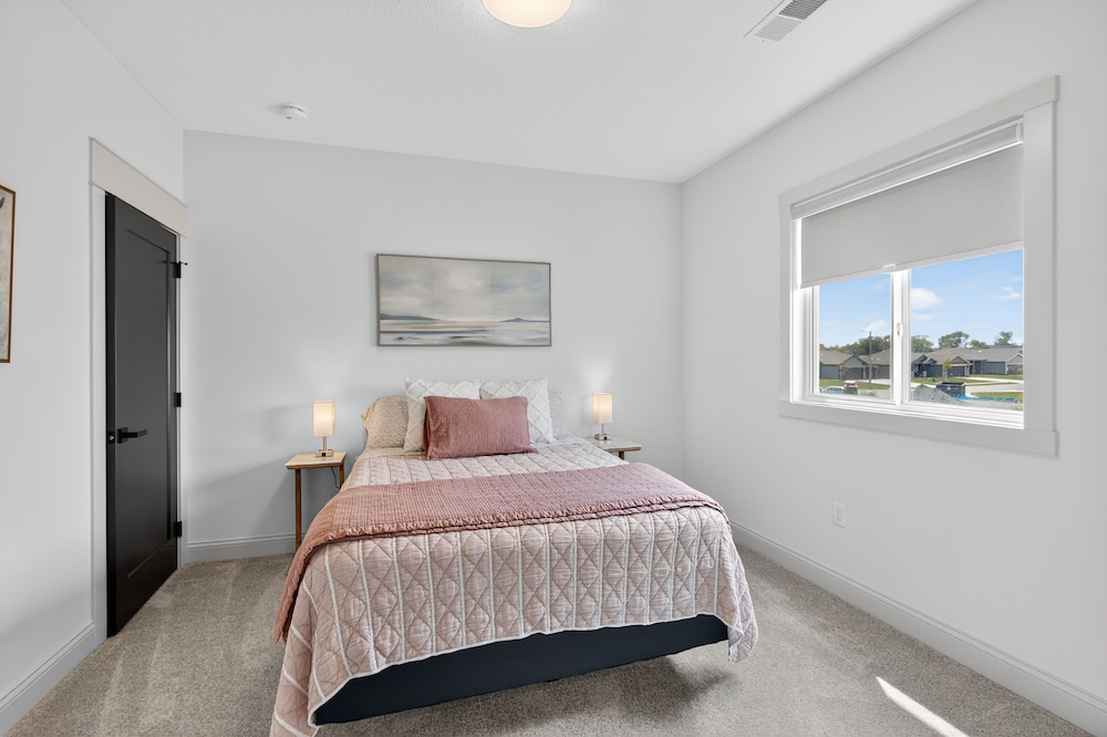 Plush & Roomy - Perfect For All Ages Near Ku & Kc 3 Bedroom Duplex