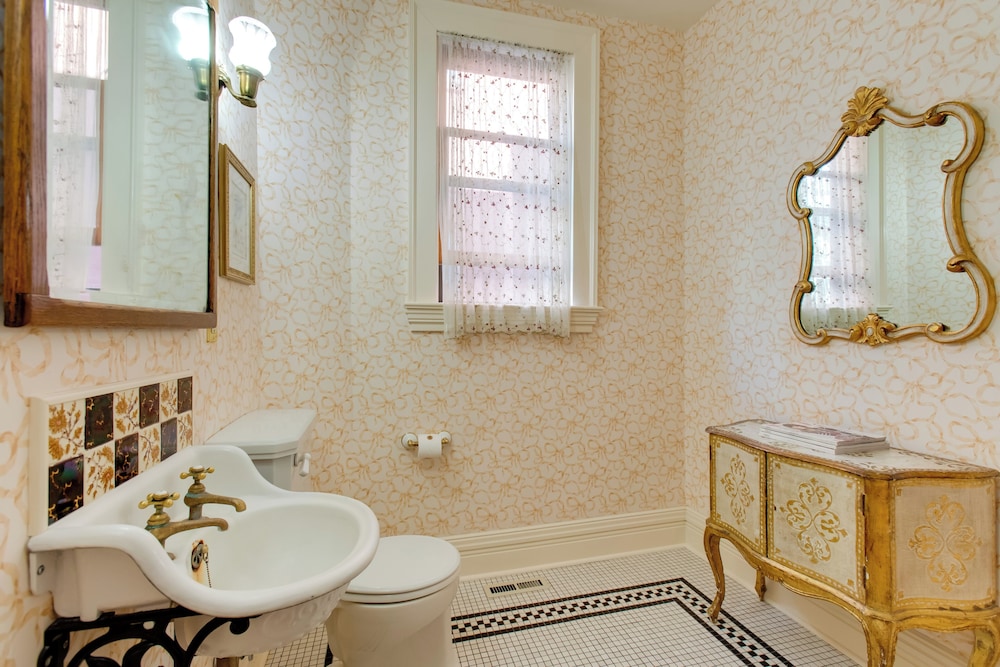 Victorian-style Cheesman Park Apt - 2 Mi to Dtwn