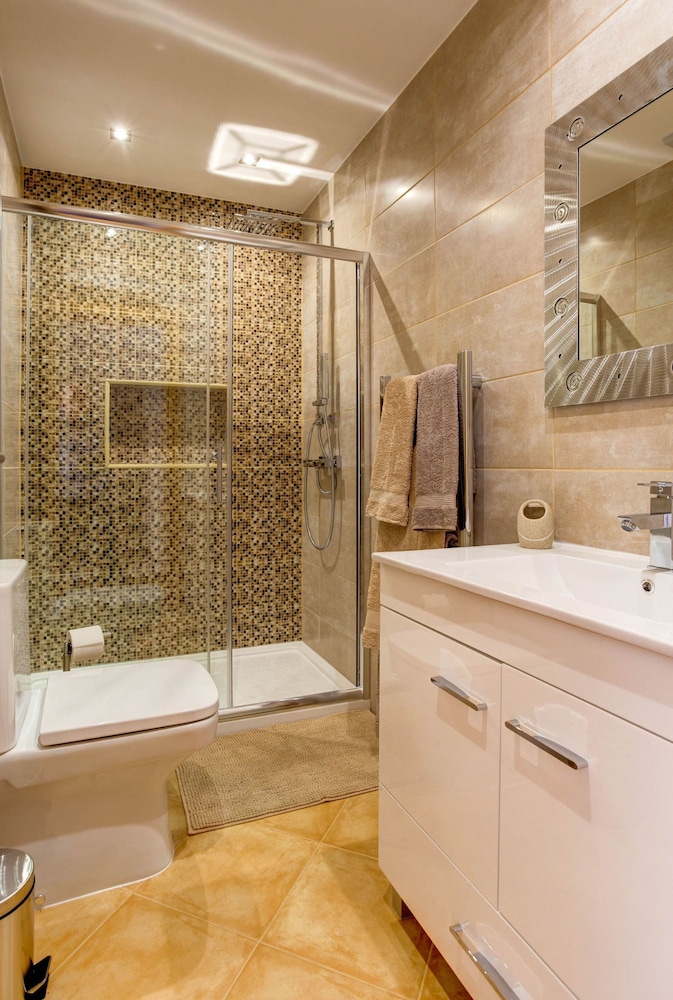 Elizabet Modern Apartment in the Heart of the Ci