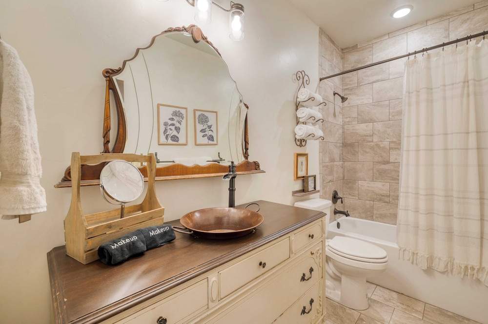 Winterhaven Estate by Avantstay Sleeps 19 Guests Mountain Compound w/ Views, Firepit, Hot Tub