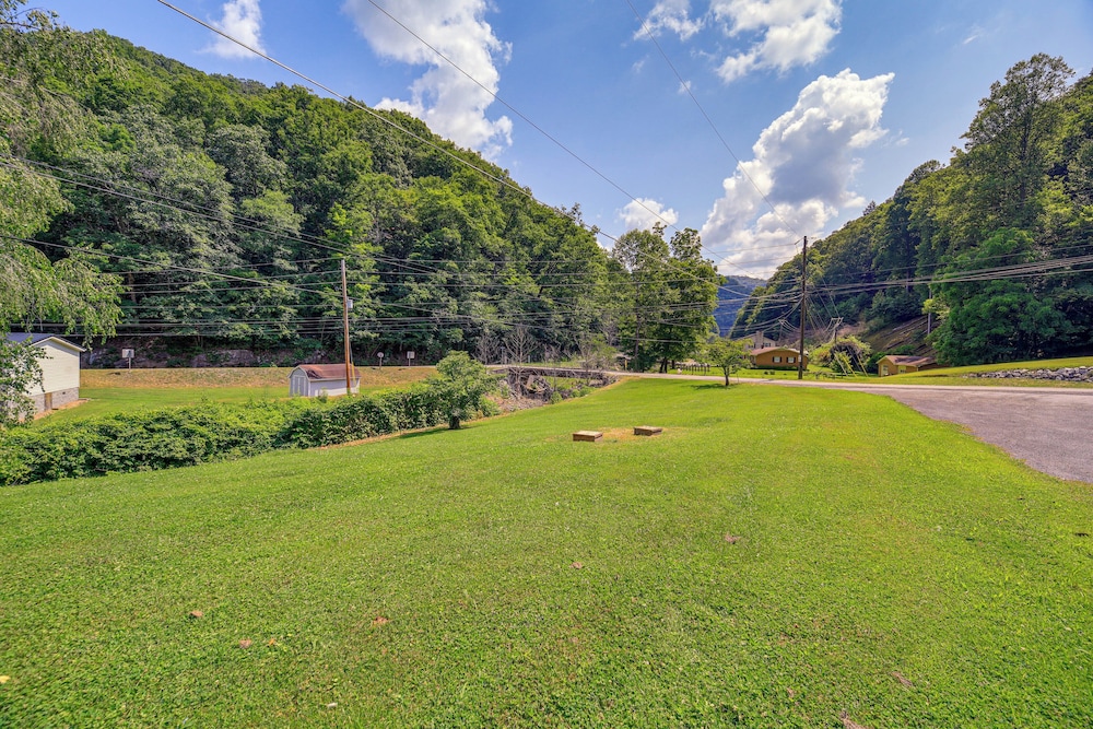 17 Mi to Coal Canyon Trail: Scenic Mtn-view Apt!