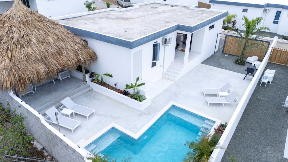 NEW Tropical Getaway With BBQ Pool