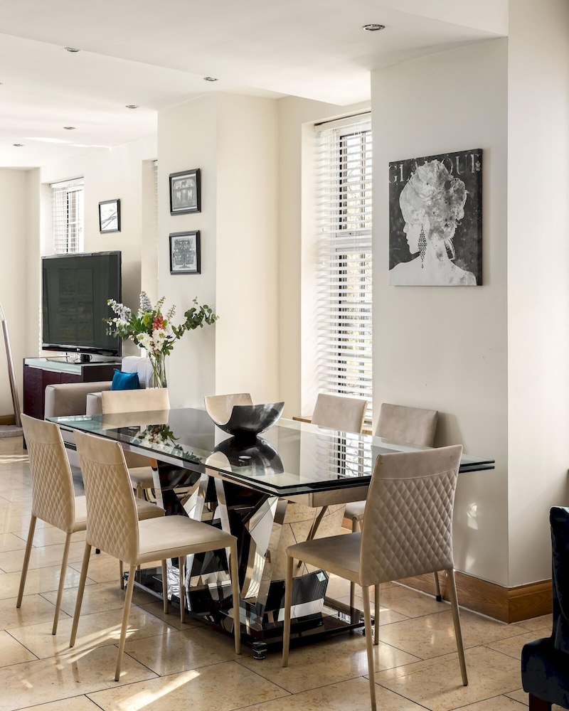 Park Lane 4-bedrooms Spacious Mayfair Family House
