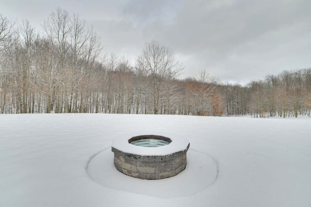 Boyne Mtn Retreat w/ Hot Tub + Shuttle to Resort!