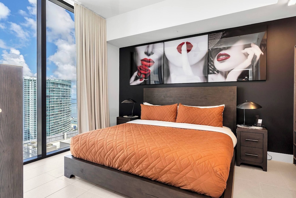 Luxury 1BR Penthouse, Bay & City Views Downtown