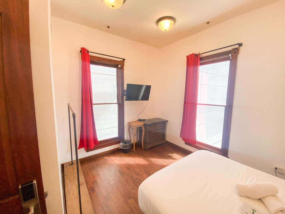 International Travelers House Hostel \- Downtown San Diego Little Italy.