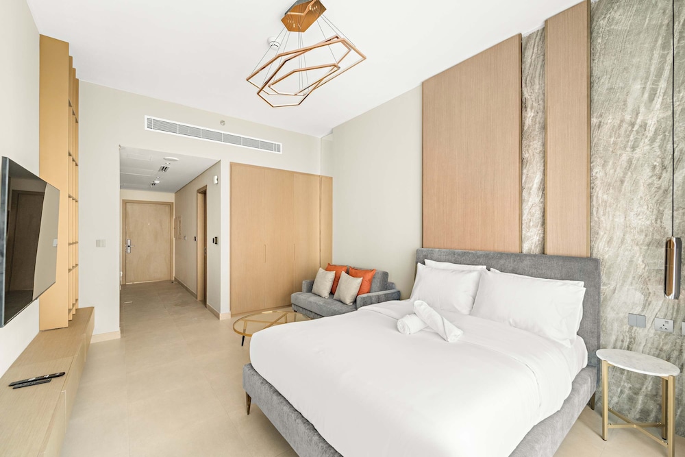 High-end Studio With Rooftop Pool and gym