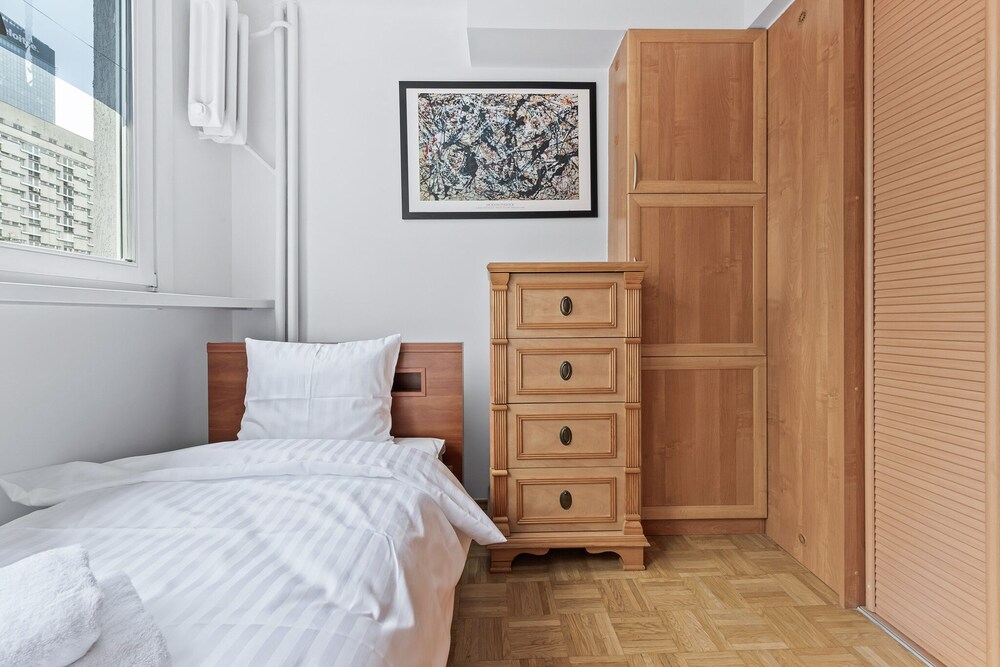 RentPlanet - Apartmanet Mirów view 3