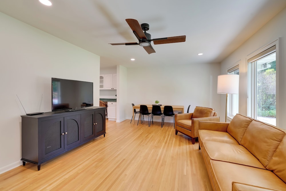 Home 8 Mi to Dtwn Minneapolis! Pet-friendly Yard