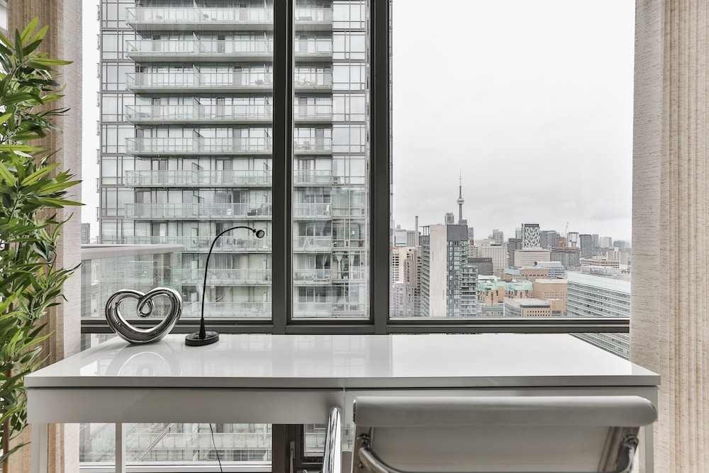 Bright Sub-Penthouse on Bay St