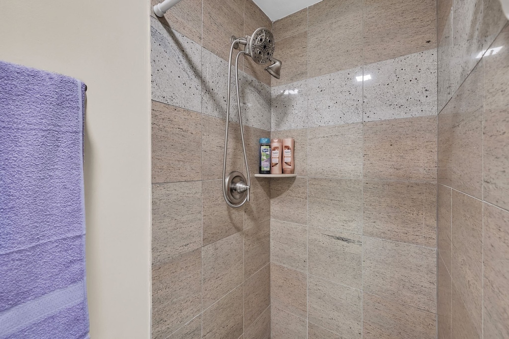 Elwood Park Gem: Spacious 3br Prime Location 3 Bedroom Home
