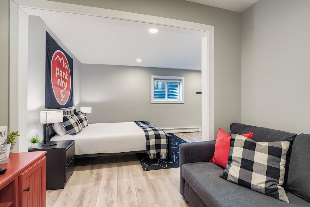 Mountain Luxury In Old Town Spa - Walk To Main 440 3 Bedroom Home