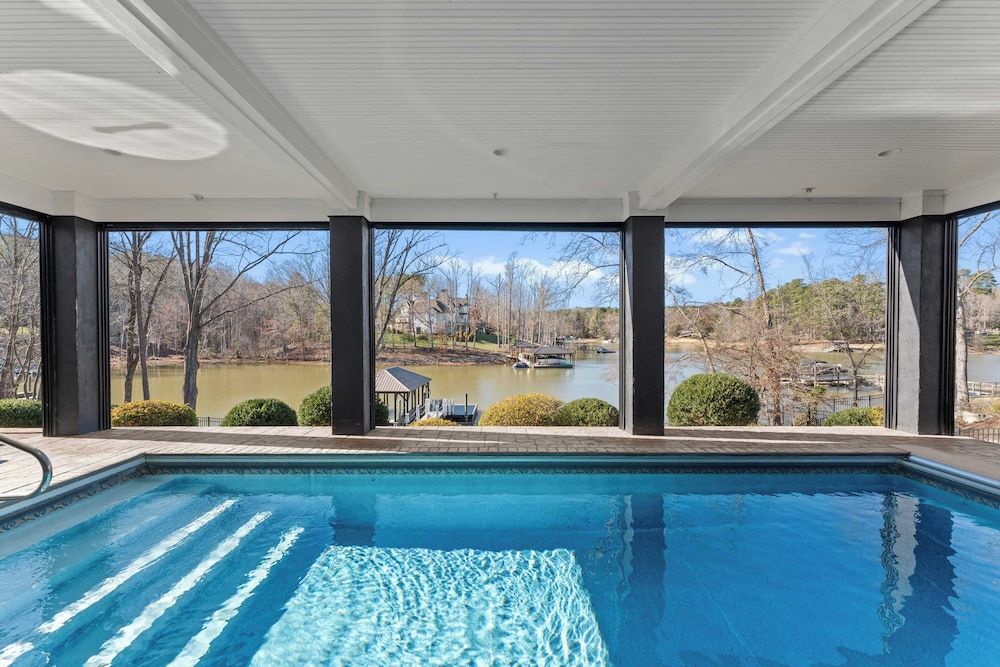 Luxury Lakefront Stay Private Dock, Indoor/outdoor Pool The Retreat