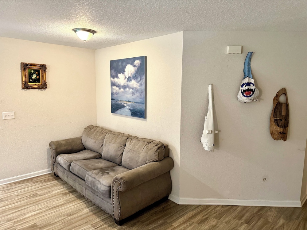 3 Bed Home 5 Mins to JAX Airport & Zoo