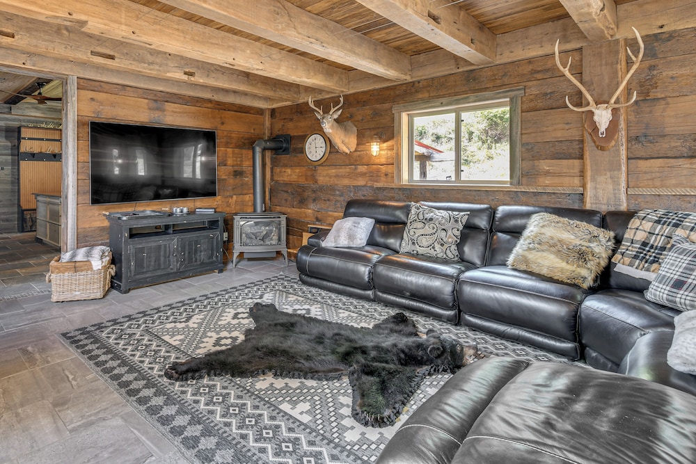 Luxe Cabin Compound 4 Mi to Cameron State Forest!