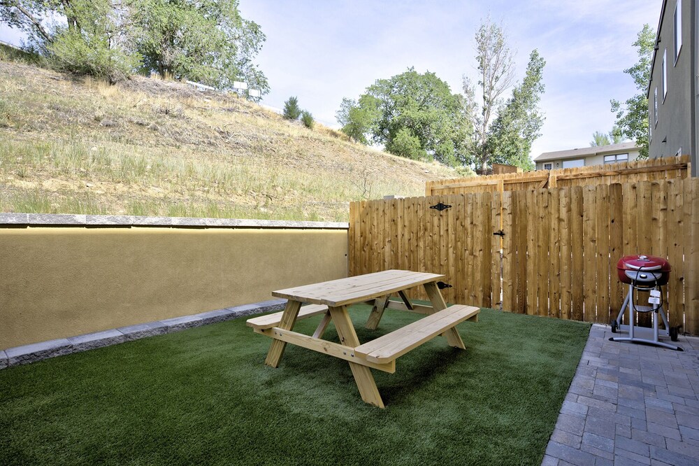 Downtown Skyline Rooftop Patio Modern Townhome view 4