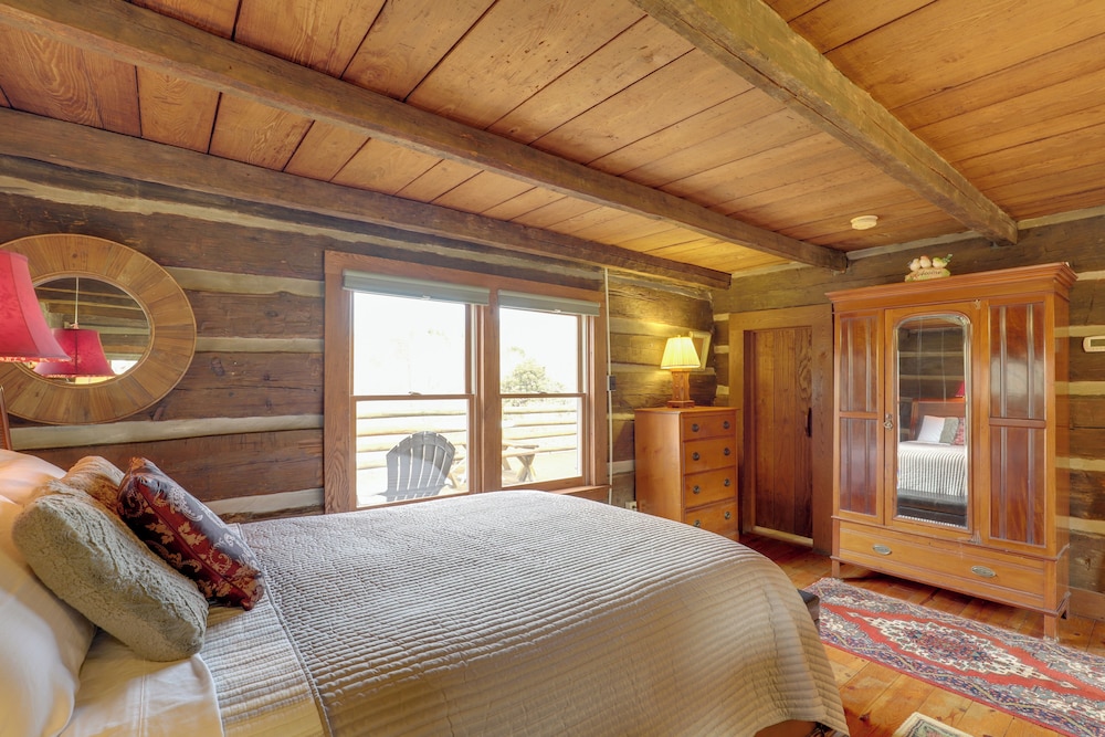 Scenic Hot Springs Retreat Near Appalachian Trail!