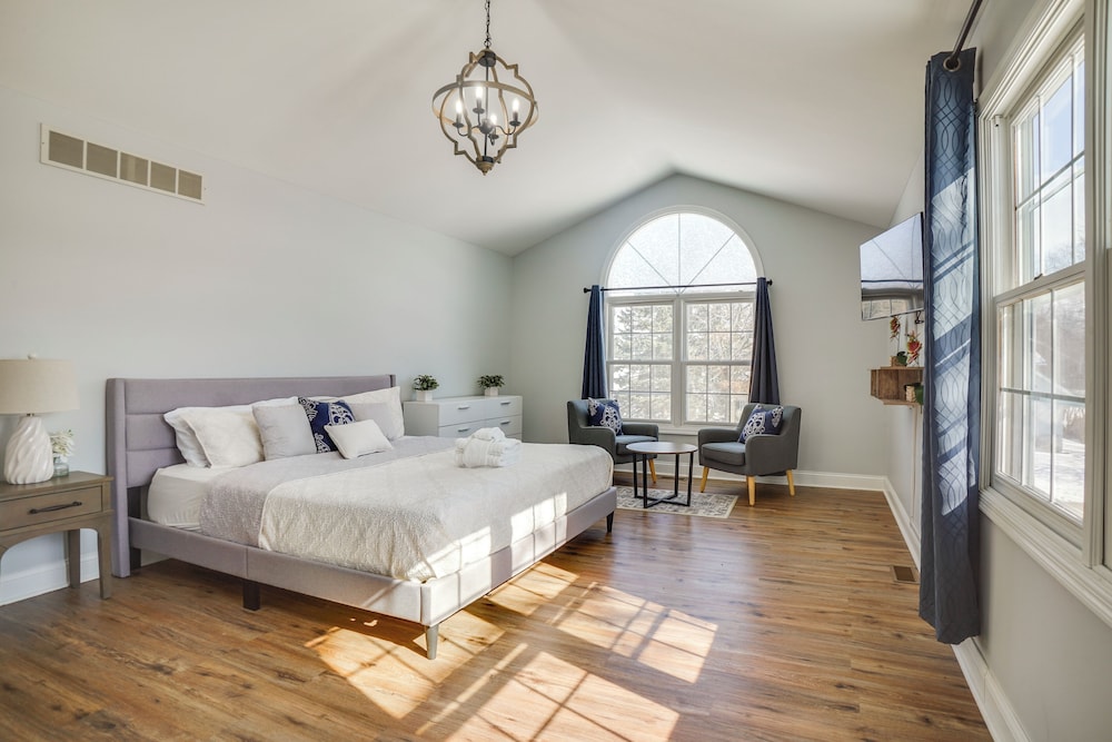 1/2 Mi to Lake Geneva: Home w/ Game Room